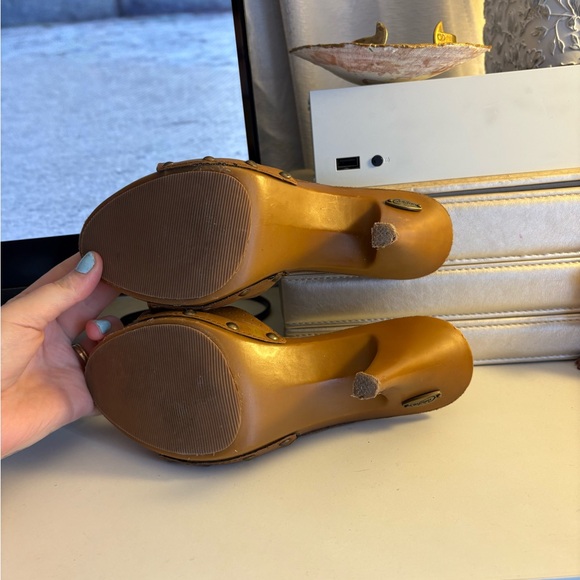 Elegant Tan Heeled Sandals - Picture 5 of 6